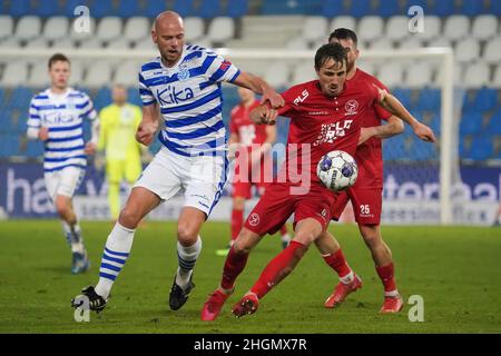 Doetinchem, Paesi Bassi. 21st Jan 2022. DOETINCHEM, PAESI BASSI - GENNAIO 21: Elmo Lieftink di De Graafschap e Tim Receveur di Almere City FC battaglia per il possesso durante l'olandese Keukenkampioendivisie match tra De Graafschap e Almere City FC a De Vijverberg il 21 Gennaio 2022 a Doetinchem, Paesi Bassi (Foto di Rene Nijhuis/Orange Pictures Credit): Orange Pics BV/Alamy Live News Foto Stock