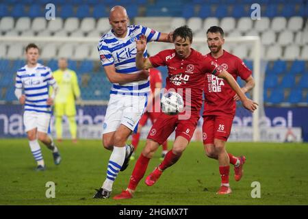 Doetinchem, Paesi Bassi. 21st Jan 2022. DOETINCHEM, PAESI BASSI - GENNAIO 21: Elmo Lieftink di De Graafschap e Tim Receveur di Almere City FC battaglia per il possesso durante l'olandese Keukenkampioendivisie match tra De Graafschap e Almere City FC a De Vijverberg il 21 Gennaio 2022 a Doetinchem, Paesi Bassi (Foto di Rene Nijhuis/Orange Pictures Credit): Orange Pics BV/Alamy Live News Foto Stock