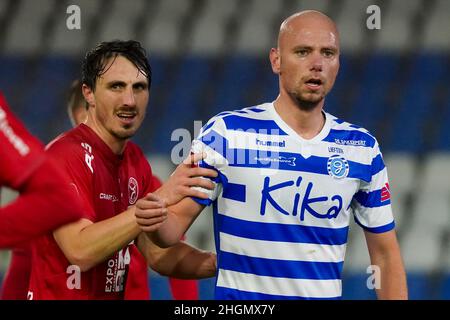 Doetinchem, Paesi Bassi. 21st Jan 2022. DOETINCHEM, PAESI BASSI - GENNAIO 21: Tim Receveur di Almere City FC ed Elmo Lieftink di De Graafschap aspettano che la palla sia passata durante la partita olandese Keukenkampioendivisie tra De Graafschap e Almere City FC a De Vijverberg il 21 gennaio 2022 a Doetinchem, Olanda (Foto di Rene Nijhuis/Orange Pictures) credito: Orange Pics BV/Alamy Live News Foto Stock