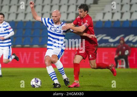 Doetinchem, Paesi Bassi. 21st Jan 2022. DOETINCHEM, PAESI BASSI - GENNAIO 21: Elmo Lieftink di De Graafschap è sfidato da Tim Receveur di Almere City FC durante la partita olandese Keukenkampioendivisie tra De Graafschap e Almere City FC a De Vijverberg il 21 Gennaio 2022 a Doetinchem, Paesi Bassi (Foto di Rene Nijhuis/Orange Pictures Credit): Orange Pics BV/Alamy Live News Foto Stock