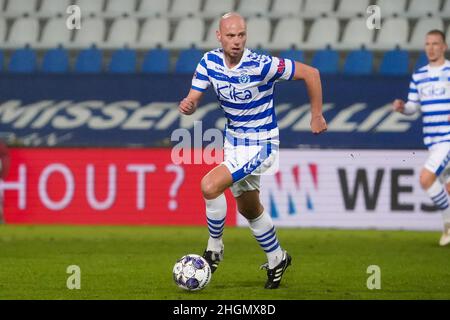 Doetinchem, Paesi Bassi. 21st Jan 2022. DOETINCHEM, PAESI BASSI - GENNAIO 21: Elmo Lieftink di De Graafschap dribbles con la palla durante la partita olandese Keukenkampioendivisie tra De Graafschap e Almere City FC a De Vijverberg il 21 Gennaio 2022 a Doetinchem, Paesi Bassi (Foto di Rene Nijhuis/Orange Pictures) credito: Orange Pics Live News BV/Alamy Foto Stock