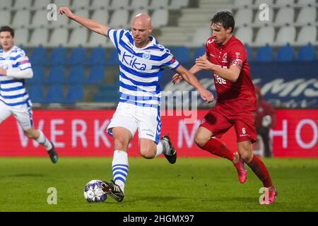 Doetinchem, Paesi Bassi. 21st Jan 2022. DOETINCHEM, PAESI BASSI - GENNAIO 21: Elmo Lieftink di De Graafschap è sfidato da Tim Receveur di Almere City FC durante la partita olandese Keukenkampioendivisie tra De Graafschap e Almere City FC a De Vijverberg il 21 Gennaio 2022 a Doetinchem, Paesi Bassi (Foto di Rene Nijhuis/Orange Pictures Credit): Orange Pics BV/Alamy Live News Foto Stock