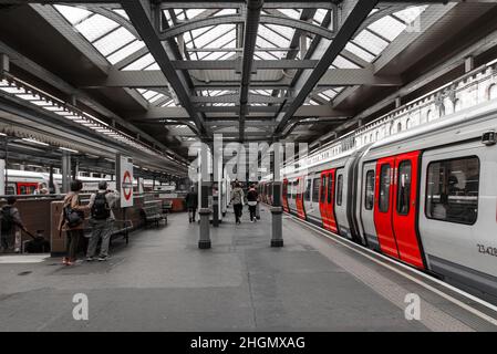 Londra 09.27.2020 veduta interna della metropolitana di Londra o Londra. Il sistema di Londra è la più antica ferrovia sotterranea del mondo, risalente al 1863. Foto Stock