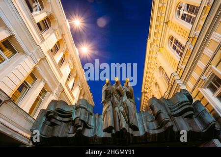 Vilnius Lituania. Chiudi tre Muse scultura della facciata del Teatro Nazionale dei Drama lituano, Blue Sky Foto Stock