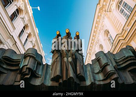 Vilnius, Lituania, Europa orientale. Primo piano della scultura Nera di tre Muse sulla facciata del Teatro Nazionale Lituano, ingresso principale Foto Stock