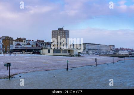 Herne Bay - la vista da Neptune's Arm, guardando verso il Bandstand e la spiaggia con un rivestimento di zucchero di neve su di esso nel febbraio 2021. Foto Stock