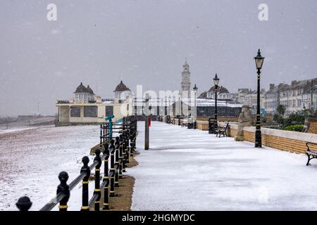 Herne Bay: L'inizio di una doccia pesante neve, guardando a ovest lungo il lungomare nel febbraio 2021. Foto Stock