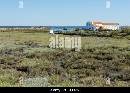 Paesaggio della Riserva Naturale dell'estuario del Sado. Mourisca Watermill, Mourisca Watermill in the Distance.Setubal, Regione di Lisbona, Portogallo Foto Stock