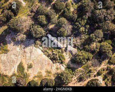 Veduta aerea del Monolith di Algajola. Una grande colonna di granito che misura 17,36m per 2,74m tagliato nel 1837 per essere utilizzato per una statua di Napoleone 1st ma colpo Foto Stock