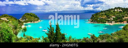 Paxos, Ionian isole della Grecia. Bella baia turchese a Lakka. Vista con barche a vela. Vacanze estive greche Foto Stock