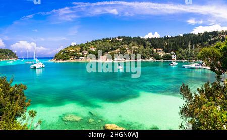 Splendide spiagge di Paxos, isole ioniche della Grecia. Splendida baia turchese a Lakka. Vista con barche a vela. Vacanze estive greche Foto Stock