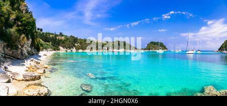 Splendide spiagge di Paxos. Ionian isole della Grecia .bella baia turchese a Lakka. Vista con barche a vela. Vacanze estive greche Foto Stock