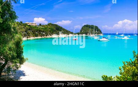 Splendida baia turchese a Lakka. Splendida spiaggia Paxos. Isole IONIE della Grecia Foto Stock