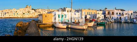 Grecia viaggio. CICLADI, isola di Paros. Bel villaggio di pescatori Naousa. Panorama del porto vecchio con barche a vela sopra il tramonto. Maggio 2021 Foto Stock