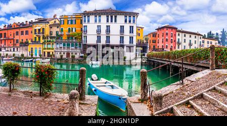 Peschiera del Garda - affascinante villaggio con case colorate nel bellissimo lago di Garda. Provincia di Verona, Italia settentrionale Foto Stock