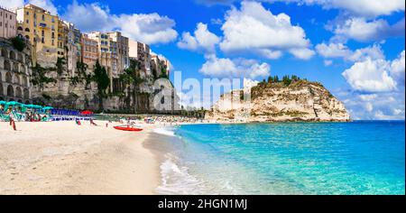 Vacanze estive in Italia - bellissima città di Tropea con splendide spiagge, località di popula in Calabria, Italia Foto Stock