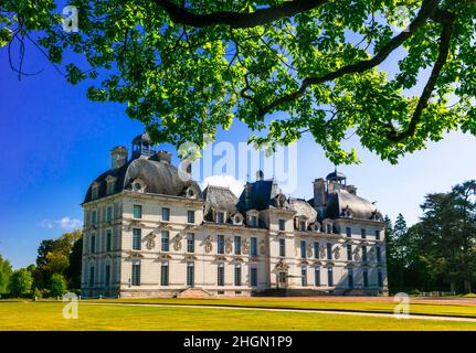 Castello medievale di Francia nella valle della Loira - bellissimo ed elegante Chateau de Cheverny, popolare attrazione turistica Foto Stock