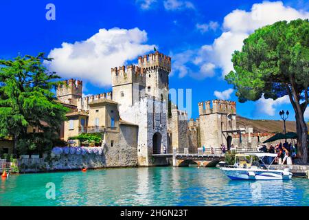 Castelli medievali più belli d'Italia - Castello Scaligero a Sirmione. Lago di Garda a nord, Lombardia Foto Stock