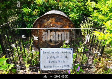 Barnes Wallis Bouncing Bomb prototipo, nei terreni del Petwood Hotel, Woodhall Spa, Lincolnshire, Inghilterra, Regno Unito Foto Stock