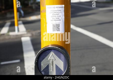 Sydney, Australia. 22nd gennaio 2022. I manifestanti a sostegno della libertà e contro i vaccini obbligatori e l'apartheid medico marciarono dalla stazione di Strathfield al Burwood Park come parte del World Wide Rally for Freedom. Lungo il percorso sono stati messi in su vari adesivi politici. Nella foto: Adesivo a Strathfield. Credit: Richard Milnes/Alamy Live News Foto Stock