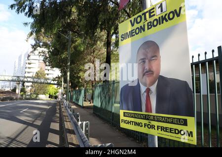 Sydney, Australia. 22nd gennaio 2022. Poster per il candidato indipendente Simeon Boikov sulla sfilata ferroviaria di Burwood. Credit: Richard Milnes/Alamy Live News Foto Stock