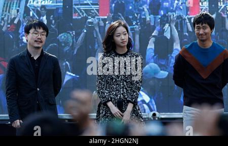 7 ottobre 2012 - Busan, Corea del Sud : (da sinistra) il regista Chung Ji Woo, l'attrice Kim Go Eun e l'attore Park Hae il partecipano al loro film 'A Muse' Open stage durante il Busan International Film Festival 17th presso il distretto Nampodong BIFF di Busan. (Ryu Seung-il / Polaris) Foto Stock