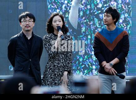 7 ottobre 2012 - Busan, Corea del Sud : (da sinistra) il regista Chung Ji Woo, l'attrice Kim Go Eun e l'attore Park Hae il partecipano al loro film 'A Muse' Open stage durante il Busan International Film Festival 17th presso il distretto Nampodong BIFF di Busan. (Ryu Seung-il / Polaris) Foto Stock