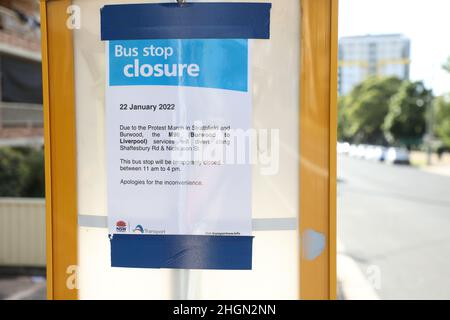 Sydney, Australia. 22nd gennaio 2022. Segnale di chiusura della fermata dell'autobus a Strathfield a causa del World Wide Rally for Freedom. Credit: Richard Milnes/Alamy Live News Foto Stock