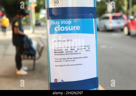 Sydney, Australia. 22nd gennaio 2022. Segnale di chiusura della fermata dell'autobus a Strathfield a causa del World Wide Rally for Freedom. Credit: Richard Milnes/Alamy Live News Foto Stock