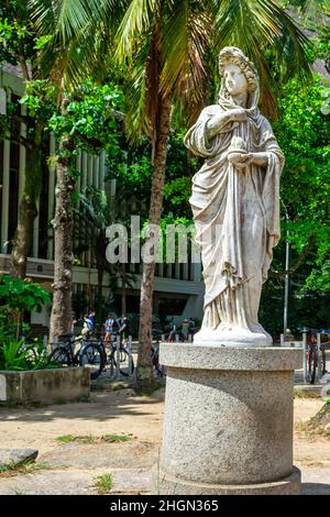 Statua o scultura della dea Vestal della mitologia greca che si trova nella Praia Vermelha (Spiaggia Rossa) Foto Stock