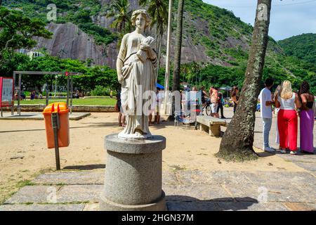 Scultura o statua di Ceres, dea della mitologia greca vista nella Praia Vermelha (Spiaggia Rossa). Il luogo è una famosa attrazione turistica. Foto Stock