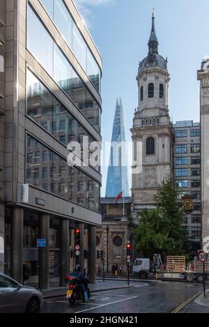 Londra 09.27.2019. Paesaggio urbano dell'ufficio del centro e della chiesa di San Magnus il Martire. Sullo sfondo il barrato Foto Stock