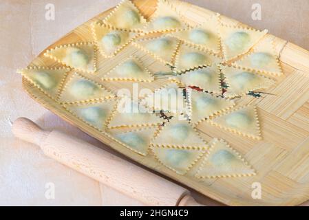 Pasta italiana. Tortelli con spinaci e ricotta in un vassoio Foto Stock