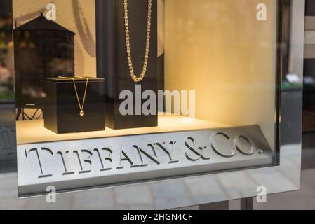 Tiffany & Co (Tiffany's) negozio in una zona esclusiva della città di Milano. Simbolo e concetto di lusso, shopping, qualità e Made in Stati Uniti d'America Foto Stock