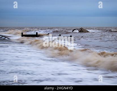 Guardando lungo la spiaggia di Cleveleys in alta marea, con Mary's Golden Shell e la parte groynes coperto di acqua Foto Stock