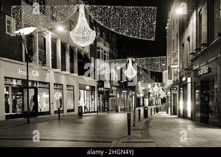 Grafton Street è molto tranquilla la notte di Natale nel 2020 Foto Stock