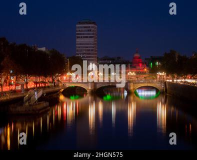 La città di Dublino si riflette in una serata di metà ottobre. Foto Stock