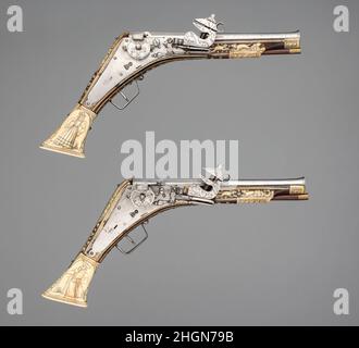 Coppia di pistole Wheellock ca. 1590 Tedesco, Norimberga dopo che il meccanismo di accensione a blocco di ruota fu ideato intorno al 1500, fu applicato per la prima volta alle armi da fuoco usate a cavallo. Infatti la comparsa di pistole – armi maneggiate con una mano – era dovuta all'invenzione del blocco delle ruote, e alla metà del sedicesimo secolo entrarono a far parte dell'equipaggiamento di cavalleria media e leggera, non solo armi disponibili esclusivamente agli uomini di alto rango come era stato inizialmente il caso. Poiché una pistola ordinaria poteva trasportare soltanto un colpo e doveva essere ricaricata per sparare il giro seguente, le pistole erano comunemente pazzi Foto Stock