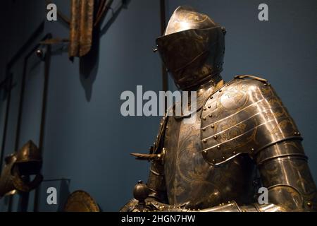 Amsterdam, Paesi Bassi - 14 agosto 2021: Primo piano dell'armatura del cavaliere del periodo medievale. Armatura decorata in modo originale. Hermitage Amsterdam. Foto Stock