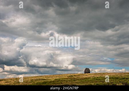 Il cairn Scout Memorial su Pendle Hill in Lancashire Foto Stock