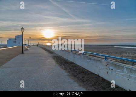 Mattina d'inverno a Saintes-Maries-de-la-Mer, Vista sulla Promenade e la spiaggia a freddo mattina d'inverno, Saintes-Maries-de-la-Mer, Camargue, Francia Foto Stock