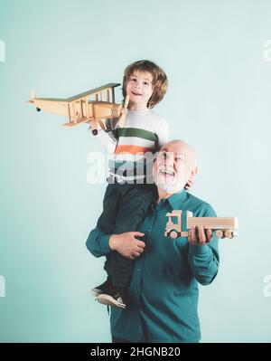 Uomini felici in viaggio con la famiglia. Nonno di famiglia e nipote sognano di viaggiare. Vacanza estiva e concetto di vacanza. Nipote e andfather. Foto Stock