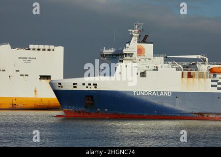 La nave da carico Tudraland Ro-Ro passa per la Grande Dakar, ormeggiata sul fiume Tamigi vicino ai moli di Tilbury. Foto Stock