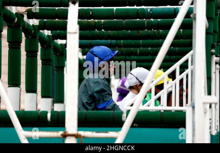 Jockey Ryan Moore nelle bancarelle di partenza prima del Read Katie Walsh su Betway Insider handicap durante il giorno due del Winter Million Festival al Lingfield Park Racecourse, Surrey. Data foto: Sabato 22 gennaio 2022. Foto Stock