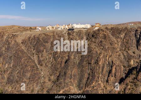 Taif, Arabia Saudita, 5th gennaio 2022: Edifici su una scogliera in una città di Taif Foto Stock