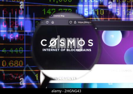 Logo COSMOS Crypto Company su un sito Web, visualizzato sullo schermo di un computer tramite una lente di ingrandimento. Foto Stock