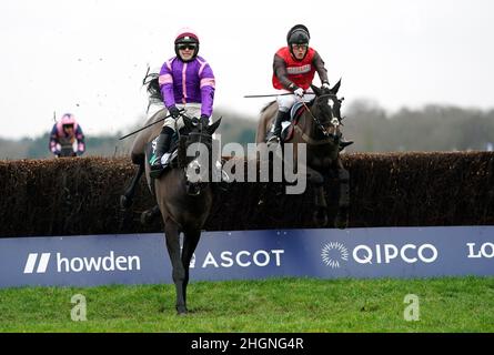 Cat Tiger (a destra) guidato da David Maxwell continua a vincere la SBK handicap Chase durante SBK Clarence House Chase Raceday all'Ascot Racecourse, Berkshire. Data foto: Sabato 22 gennaio 2022. Foto Stock