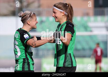 Sassuolo, Italia. 22nd Jan 2022. Kamila Dubcova degli Stati Uniti SASSUOLO festeggia con la sua Lana Clelland degli Stati Uniti SASSUOLO dopo aver segnato un gol durante la Serie A Women Match tra US Sassuolo ed Hellas Verona FC a Enzo Ricci il 22 gennaio 2022 a Sassuolo (MO), Italia. Credit: Live Media Publishing Group/Alamy Live News Foto Stock