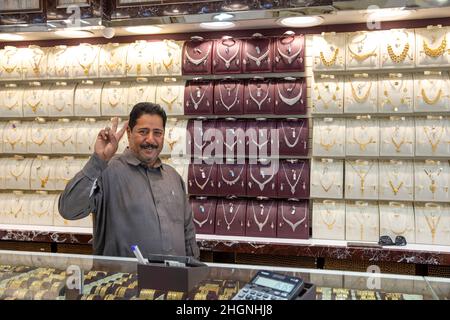 Taif, Arabia Saudita, 5th gennaio 2022: Venditore di gioielli in Arabia Saudita Foto Stock