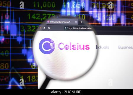 Celsius Crypto Company logo su un sito web, visto sullo schermo di un computer attraverso una lente d'ingrandimento. Foto Stock